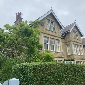 Spacious & Bright 3 Bed Apartment