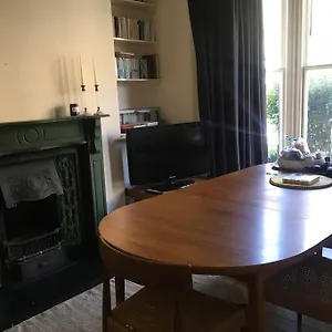 Stylish Two Large Double Bedroom House In With On Street Parking Holiday home
